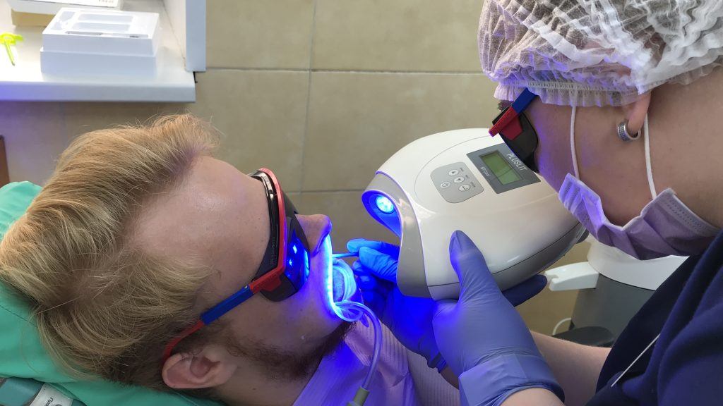 Скидка -20% на фотоотбеливание зубов Amazing White - Стоматология 